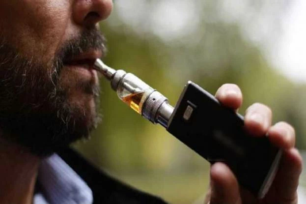 Απόφαση σοκ για όσους καπνίζουν ηλεκτρονικό τσιγάρο: Το ΣτΕ αποφάσισε να υπάγεται στις ίδιες απαγορεύσεις με το κοινό τσιγάρο